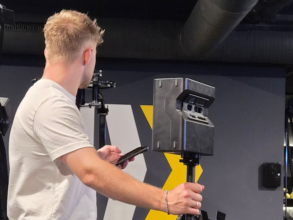 Captation 3D en cours dans une salle de sport, scanner Matterport sur trépied