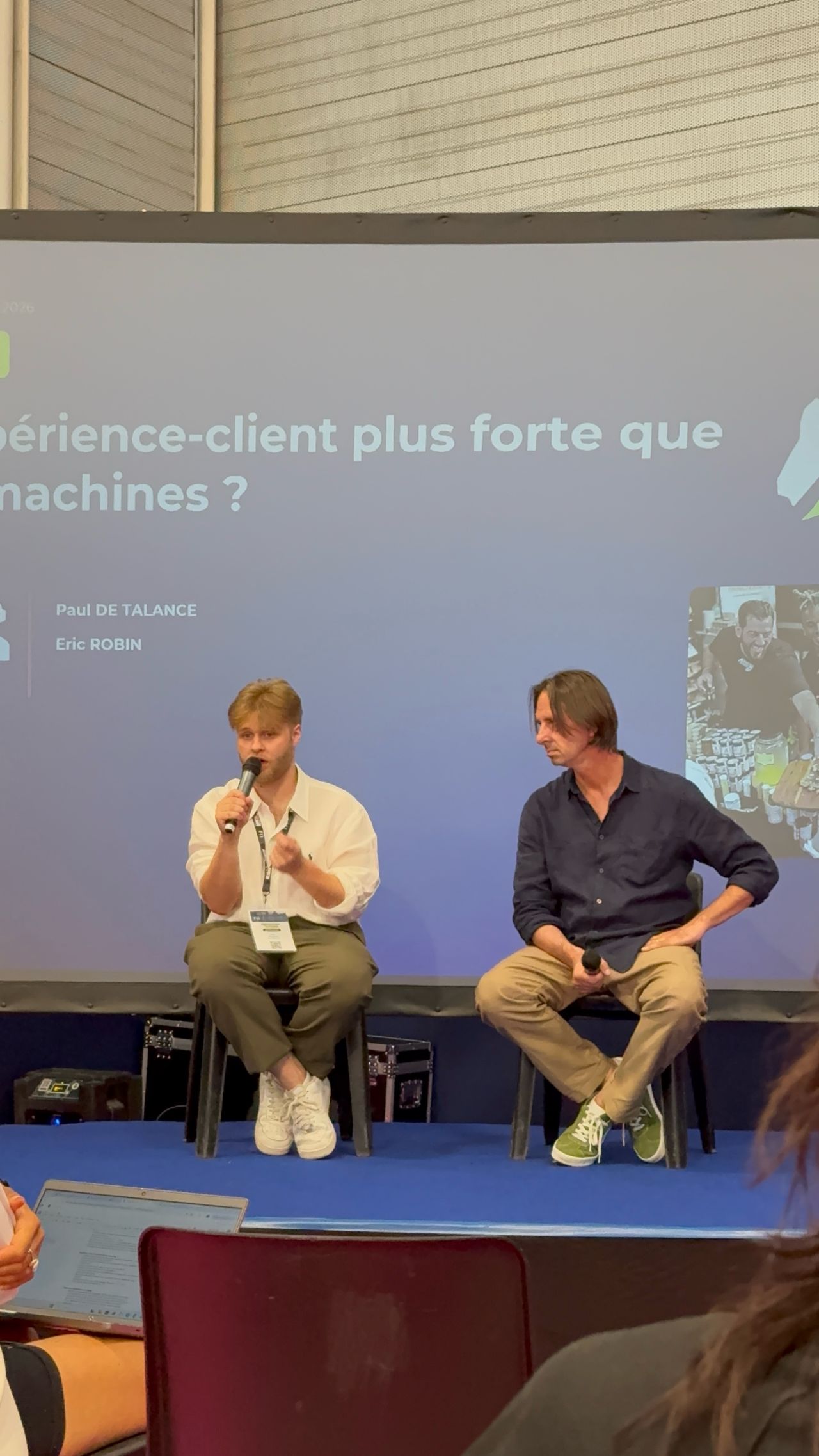 Les fondateurs de Prodecta prenant la parole sur scène lors d'un salon