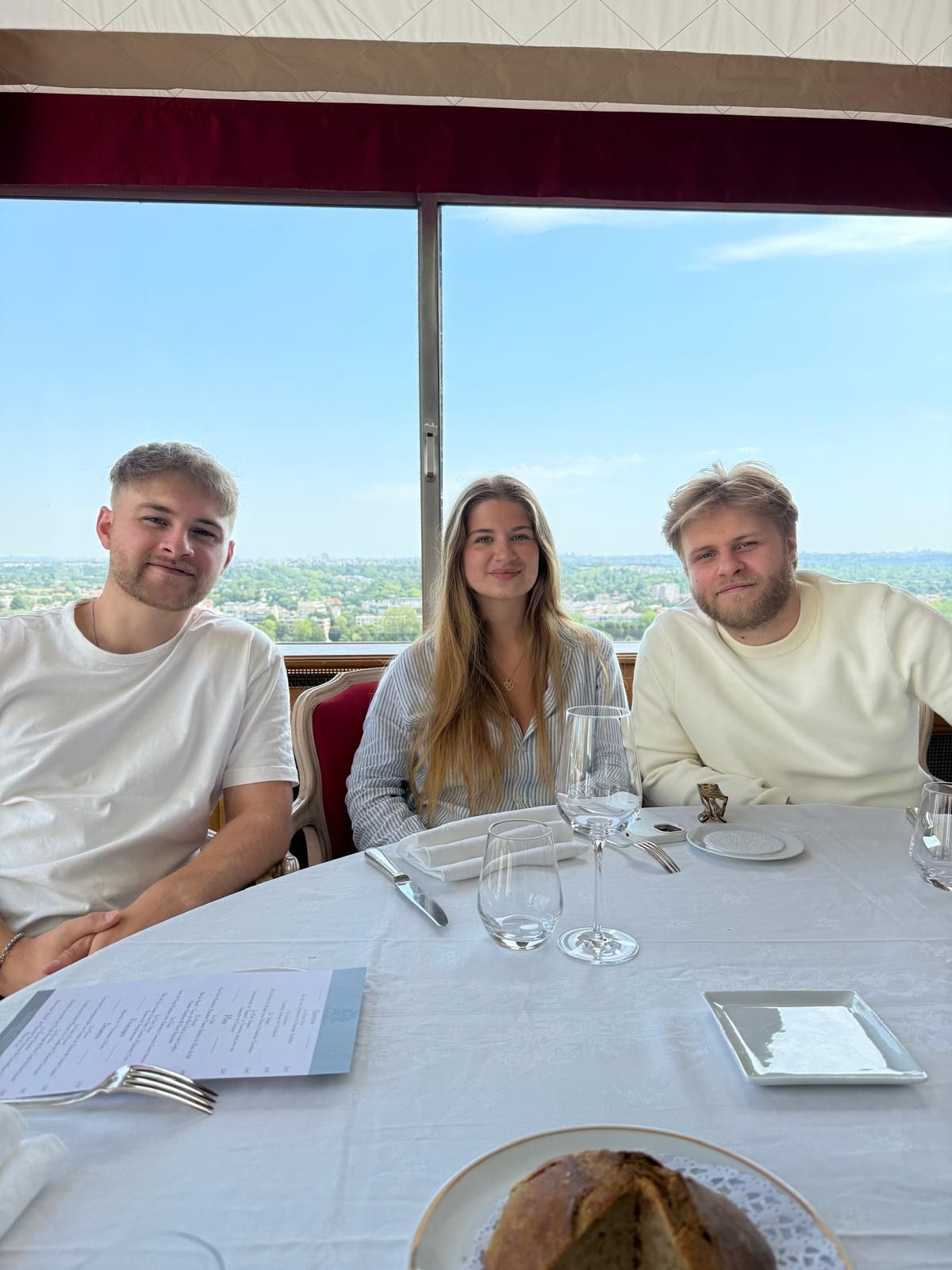 Les fondateurs de Prodecta, réunis autour d'une table sur un salon