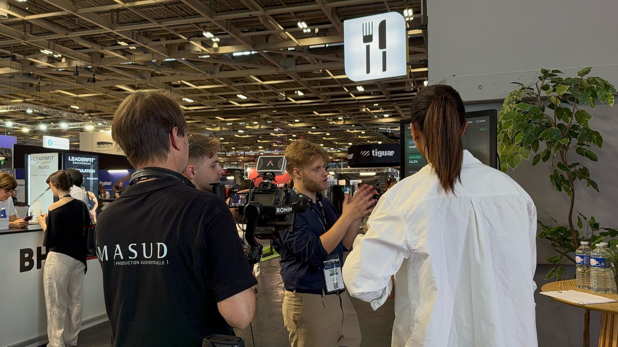 L'équipe Prodecta sur son stand au salon Fitex 2026, autour de la borne de démonstration