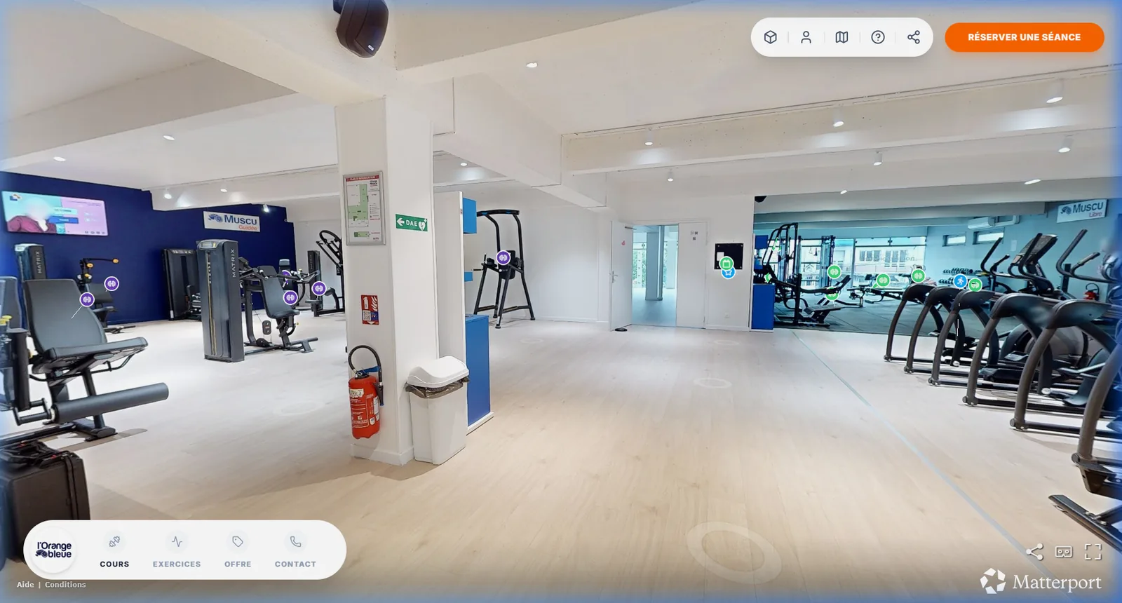 Interface immersive du club L'Orange Bleue : visite 3D du plateau avec points interactifs sur les machines, menu cours, exercices, offres et contact, bouton de réservation de séance